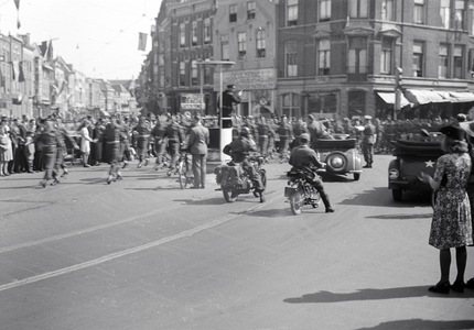 831672 Afbeelding van de Church Parade op de hoek van de Neude, Lange Jansstraat en Voorstraat te Utrecht.N.B. De ...